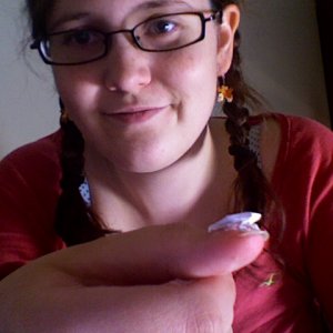 And one more of the frog on my nail, if you look closely you can also see my new frog earrings that inspired this in the first place XD