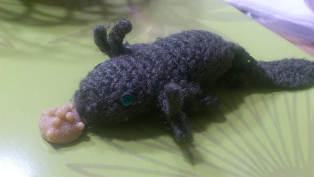 axolotl feeding "pan de muerto"